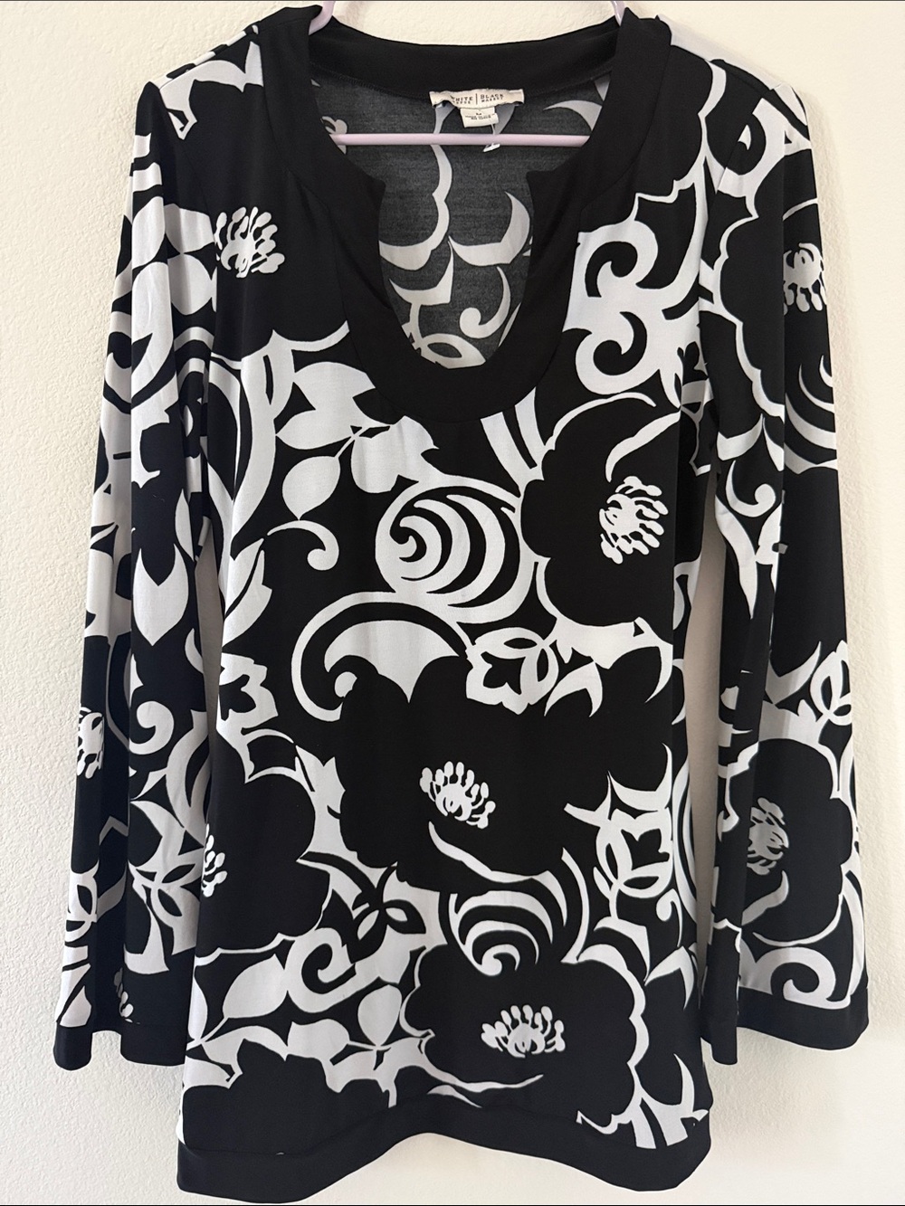 White House Black Market Black and White Floral Scoop-Neck Long Sleeve Top